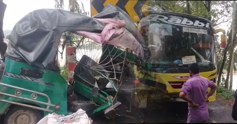 নাটোরে বাস-সিএনজি সংঘর্ষে নিহত ২, আহত ৩